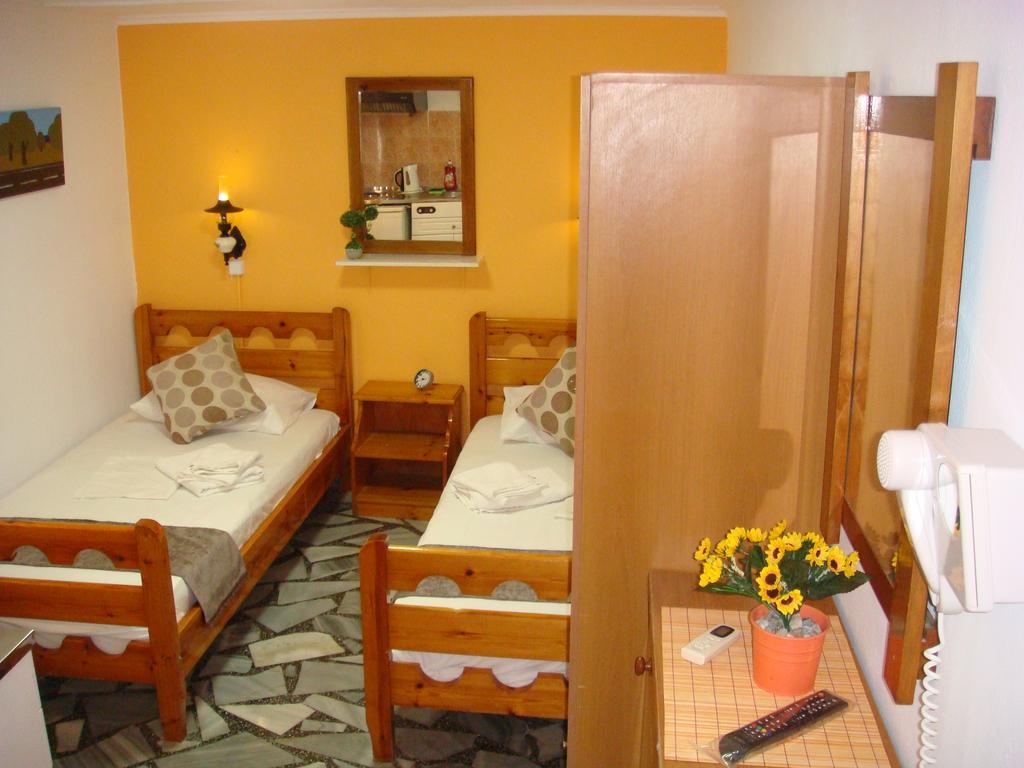 Boussetil Rooms Capanmat Tinos Bagian luar foto